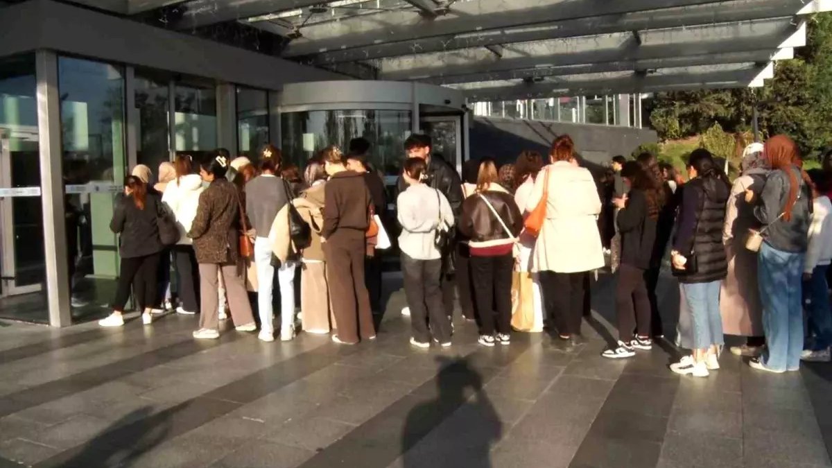 Sabahtan sıraya girdiler! Bakırköy'de yüzde 70 indirim kuyruğu: Ünlü oyuncu Wilma Elles de oradaydı