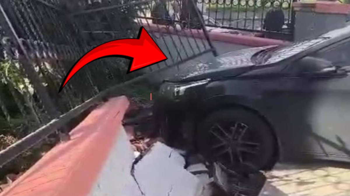 El frenini çekmeyi unuttu, bahçe duvarını yıktı geçti! O anlar güvenlik kamerasında