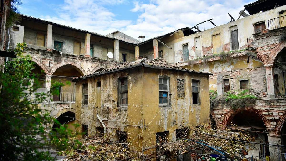 Fatih’te tarih yeniden hayat buluyor: Şekerci Han restorasyona alınıyor