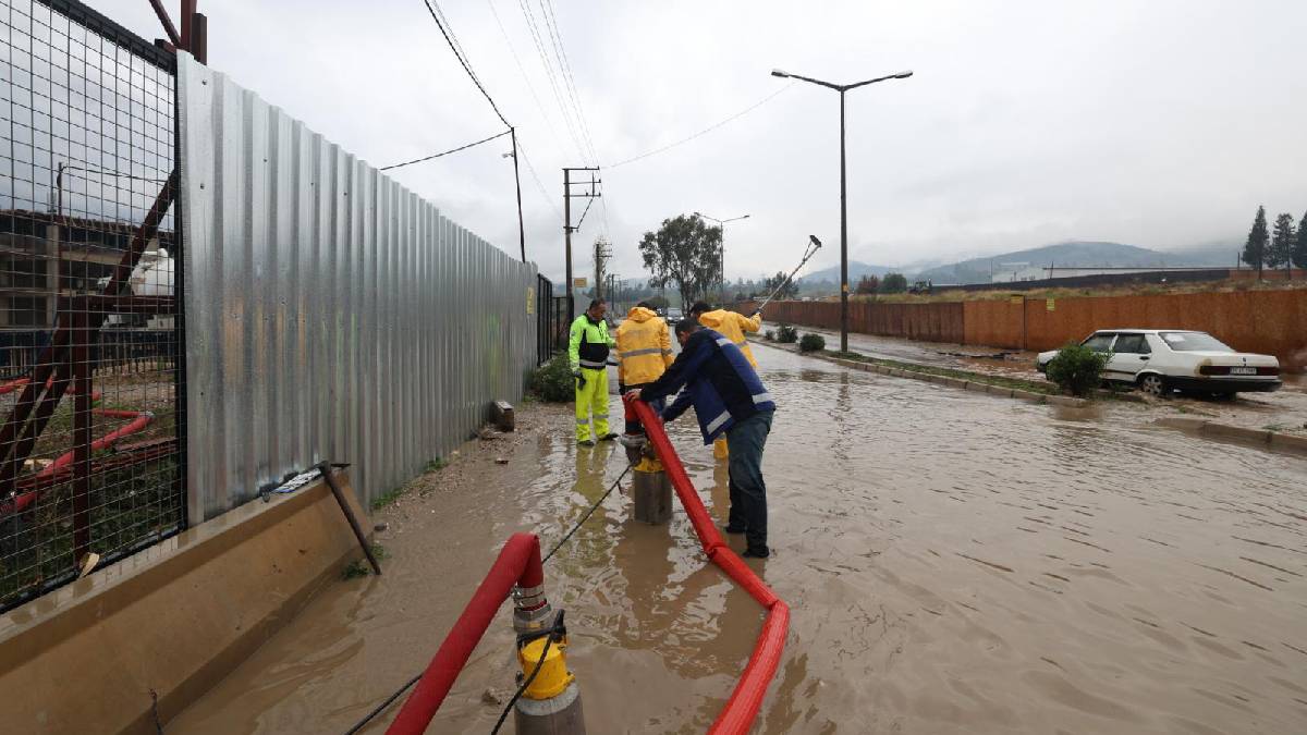 Karaburun, Çeşme ve Foça'da etkili olan yağışlar için ekipler seferber oldu