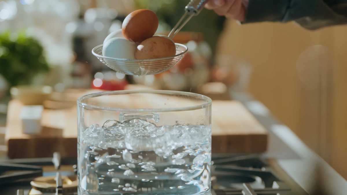 Haşlanmış yumurtayı mükemmel soymanın ve pişirmenin en kolay yolu! Suya koymadan önce...