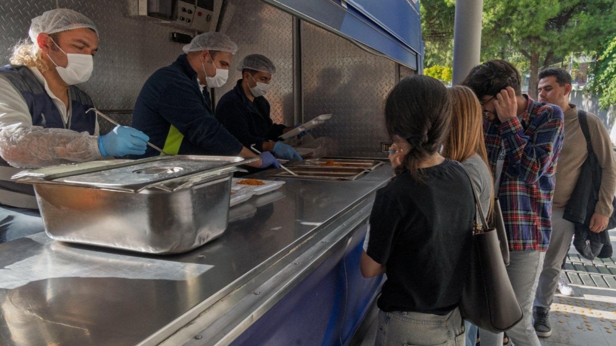 İzmir'de öğrenciler ücretsiz yemek yiyor! İzmir Büyükşehir Belediyesi 6 farklı noktada ücretsiz yemek dağıtıyor