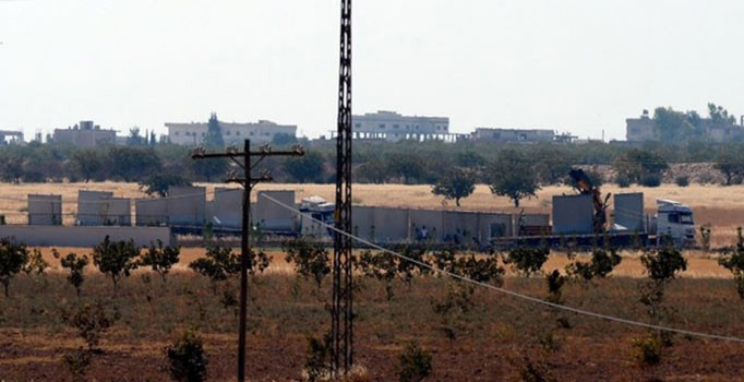 Karkamış ile Cerablus’u ayıran sınıra beton bloklar yerleştiriliyor