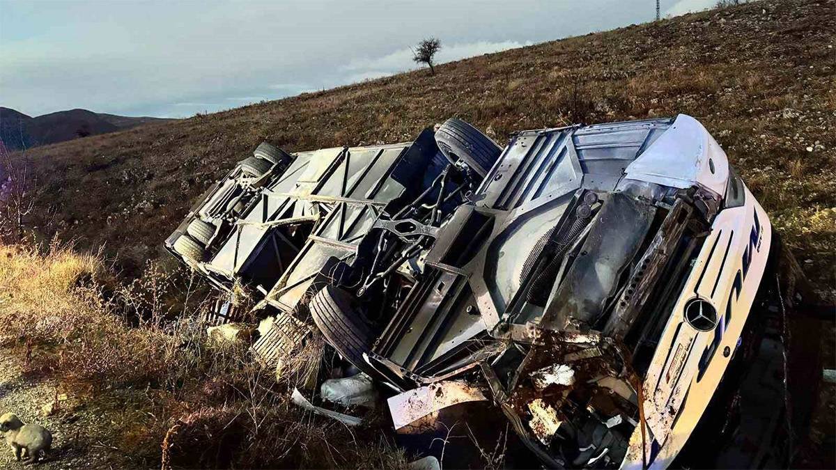 Afyonkarahisar'da yolcu otobüsü devrildi! Ölü ve yaralılar var