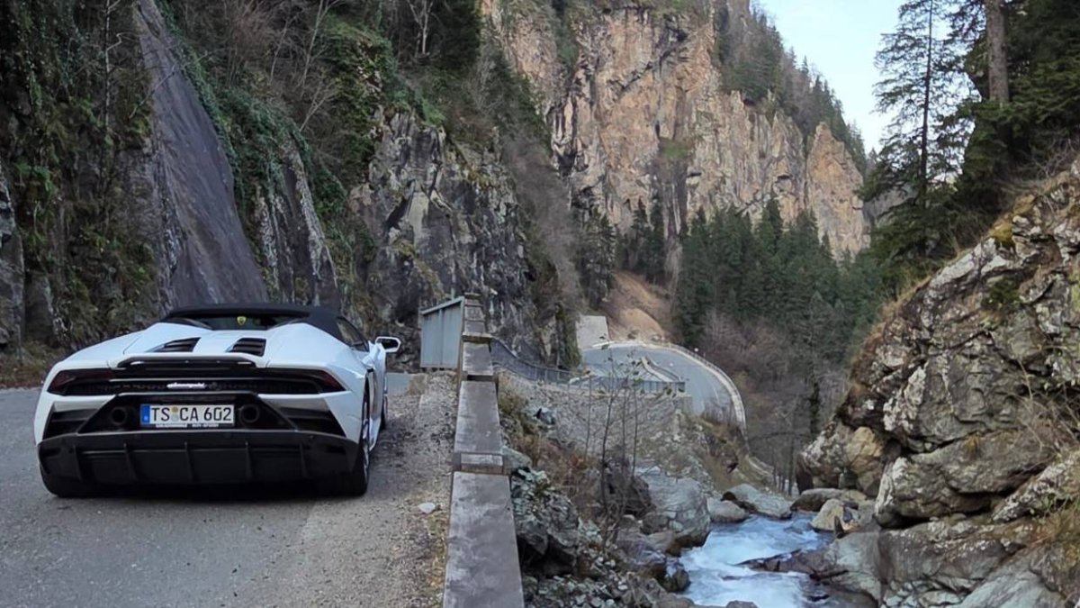 Trabzon köy yollarında lüks şaşkınlık! Çocukluk hayalini gerçekleştirdi: Lamborghini’si ile köyde caka sattı