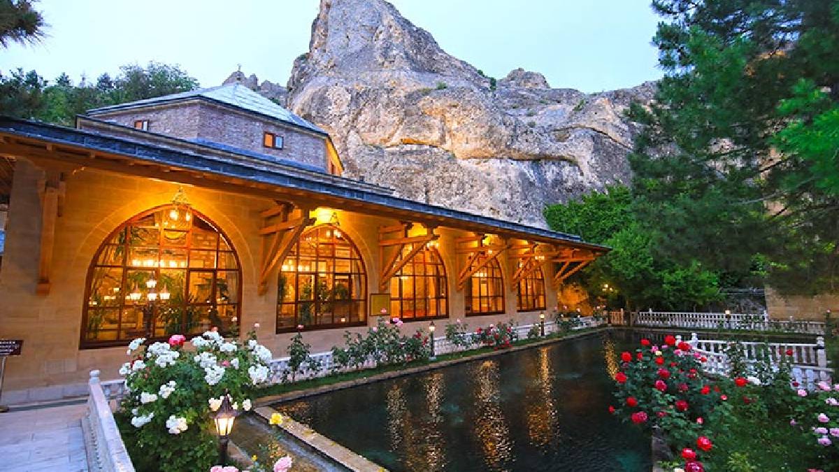 Doğu Anadolu’nun ziyaretçi akınına uğrayan adresi! Tarih, maneviyat, doğallık: Buraya giden hayran kalmadan dönmüyor