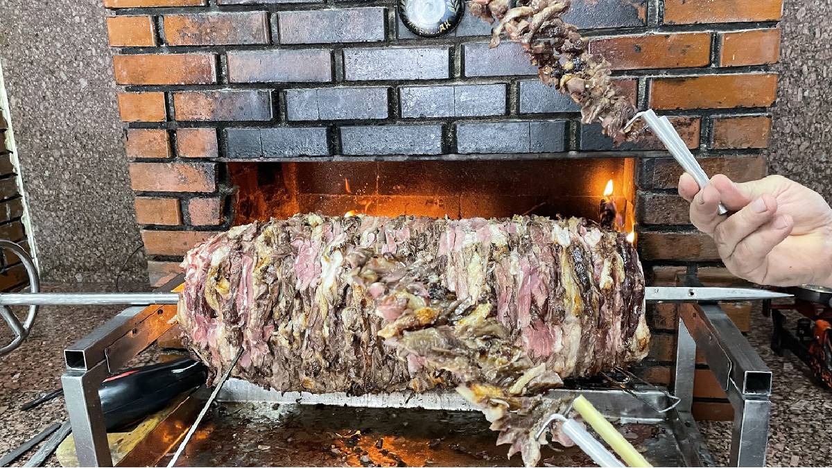 Kimi Erzurum diyor kimi Artvin! Tartışma artık son buldu: Cağ kebabının 1000 yıllık geçmişi oraya ait