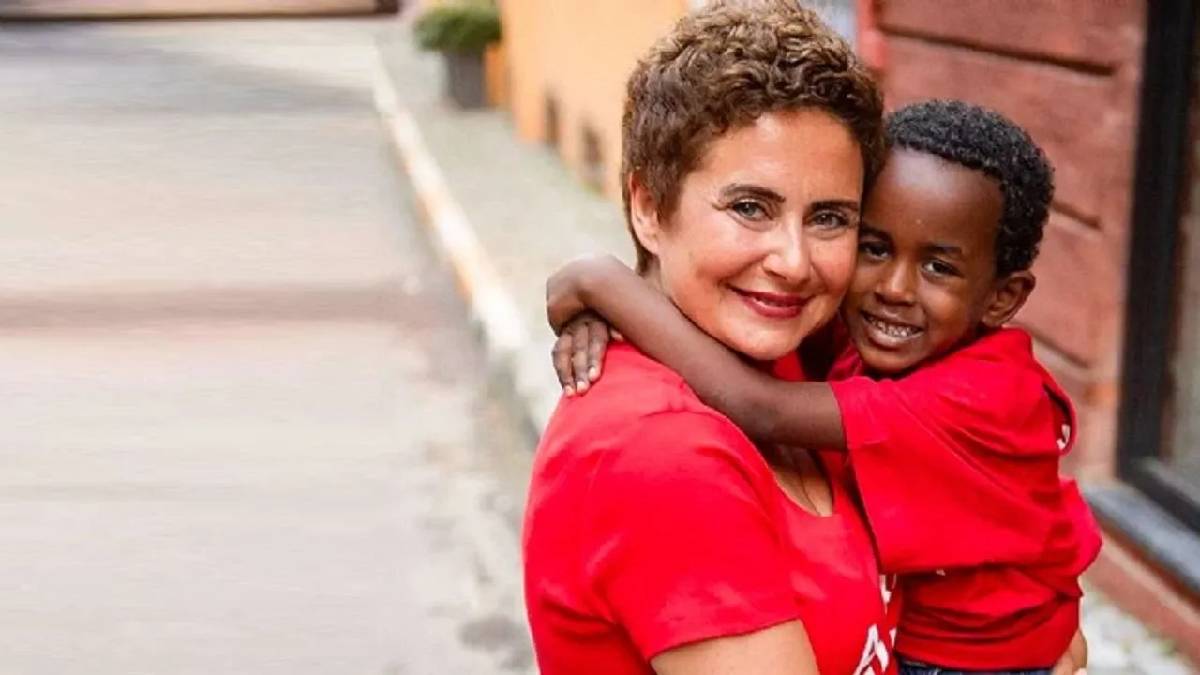 Etiyopya’dan evlat edindiği oğlu kocaman oldu: Esra Akkaya oğluyla karesini paylaştı beğeni yağdı!