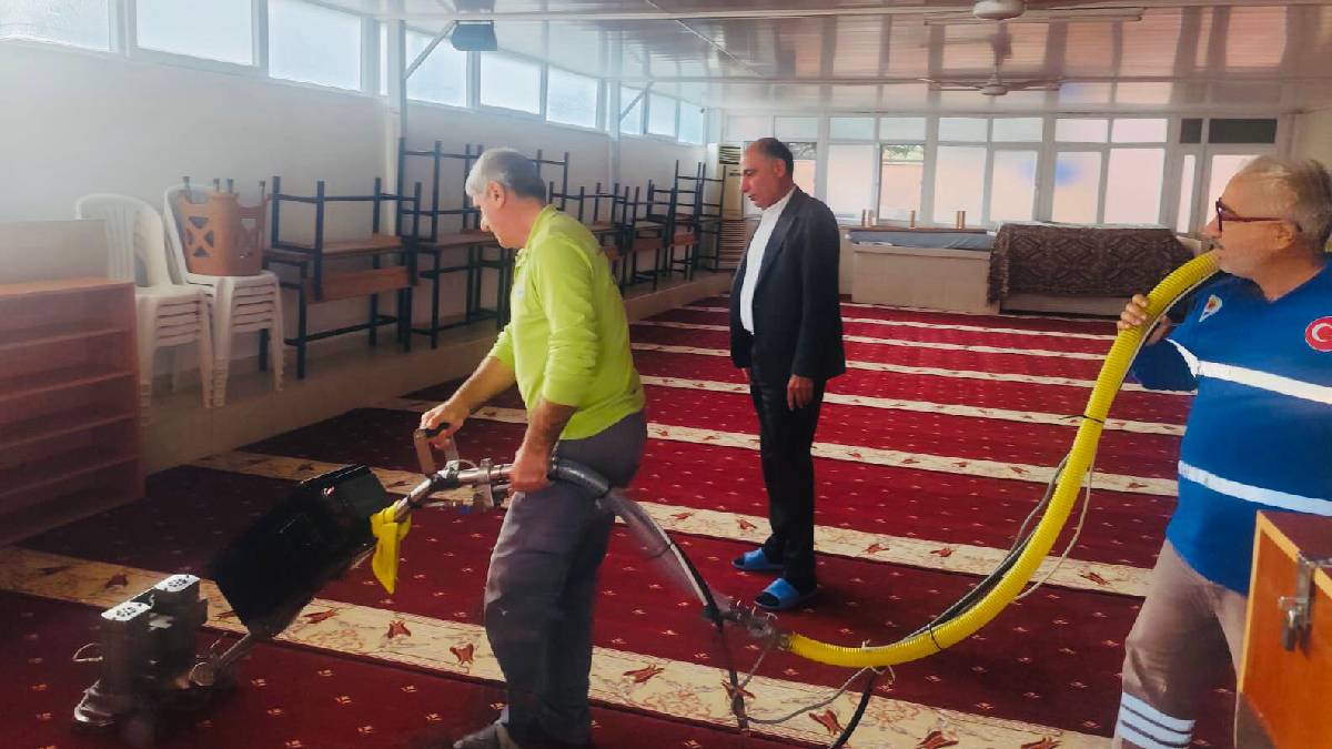 Yumurtalık Belediyesi, ilçenin dört bir yanında başlattığı kapsamlı temizlik çalışmalarını aralıksız sürdürüyor