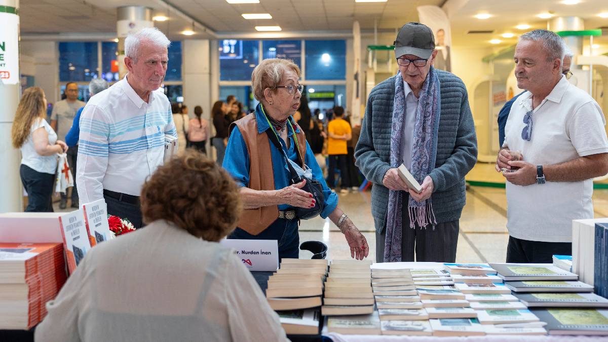‘10. CNR Mersin Kitap Fuarı’ Büyükşehir standında yazarlar ve okurlar buluştu