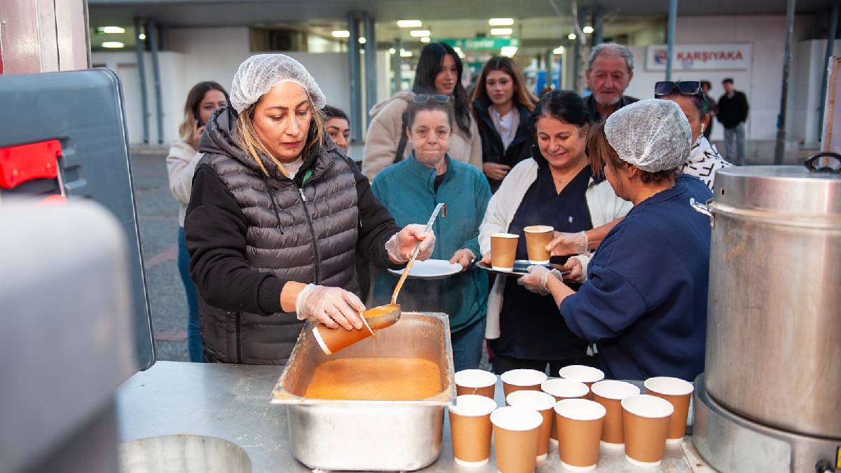 Karşıyaka’da soğuk sabahlara sıcak dokunuş: Çorba ikramı başladı