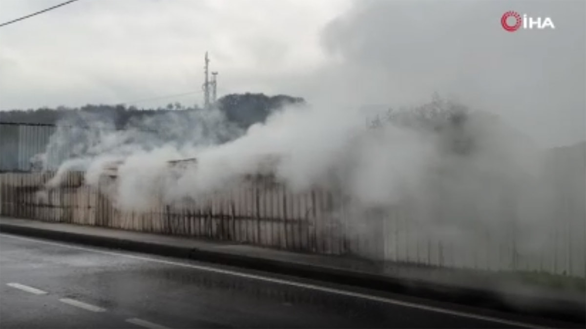 Arnavutköy'de tamirhanede yangın! İtfaiye ekipleri müdahale etti