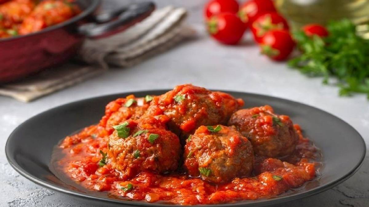 Domates Soslu Köfte Tarifi: Lezzeti garantili ana yemek! Görümceleri bile kıskandırır