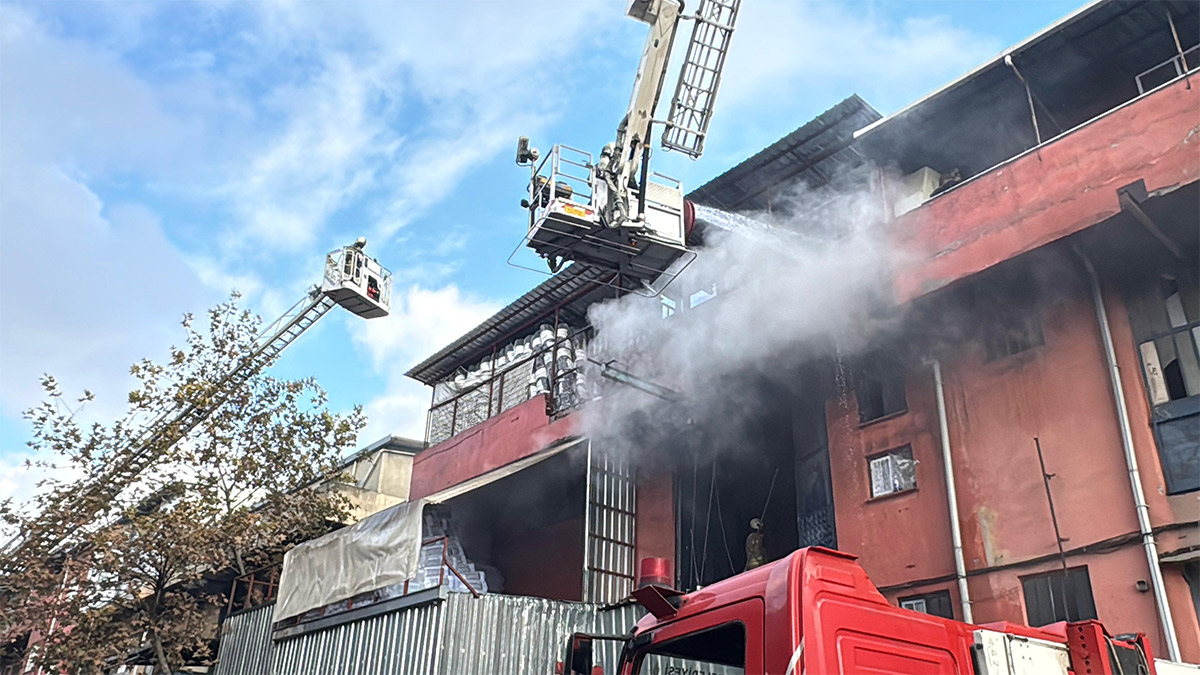 Başakşehir'de sanayi sitesinde yangın! İtfaiye ekipleri müdahale etti