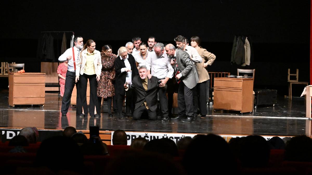 GBŞT’nin oynadığı “Yaşar Ne Yaşar Ne Yaşamaz” Kırşehir’de ayakta alkışlandı