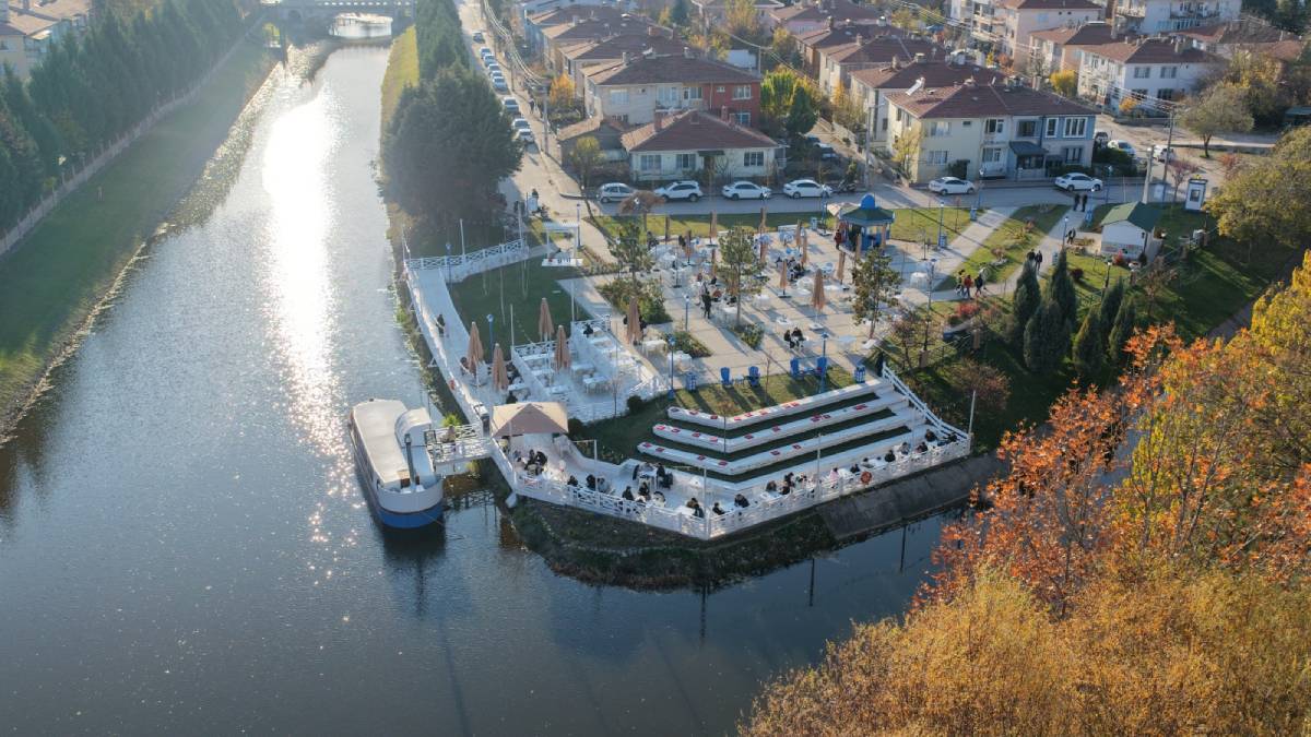 Eskişehir’in yeni gözdesi İskele26, balık dürümle lezzeti taçlandırdı