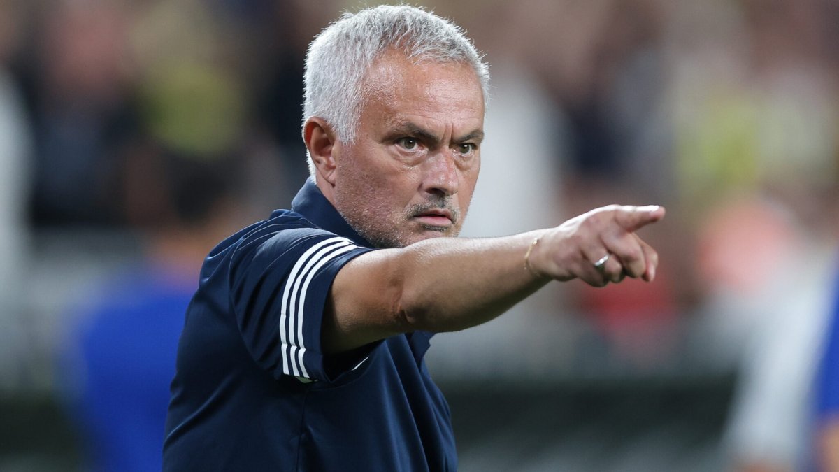 Jose Mourinho'dan transfer hamlesi: Tecrübeli teknik adam Fenerbahçe'deki gözde futbolcusunu Benfica'ya götürüyor