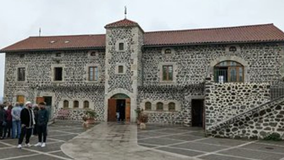 Fransa’da cami ve derneğe ırkçı saldırı