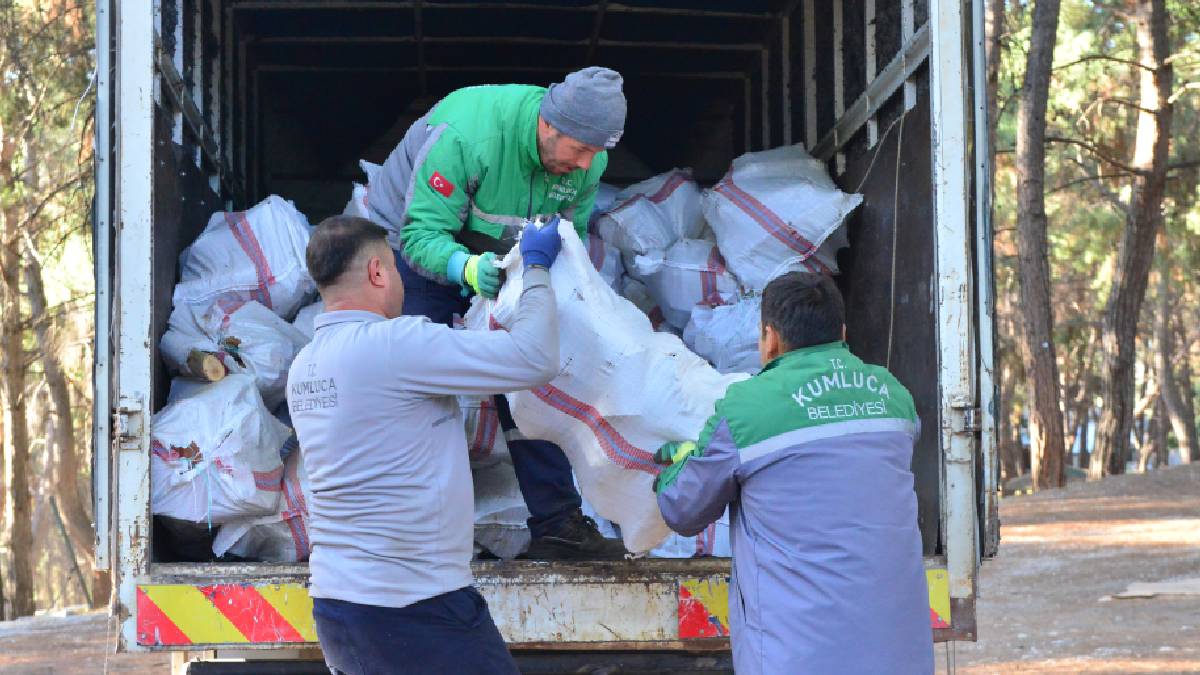 Kumluca Belediyesinden ihtiyaç sahibi ailelere yakacak odun desteği