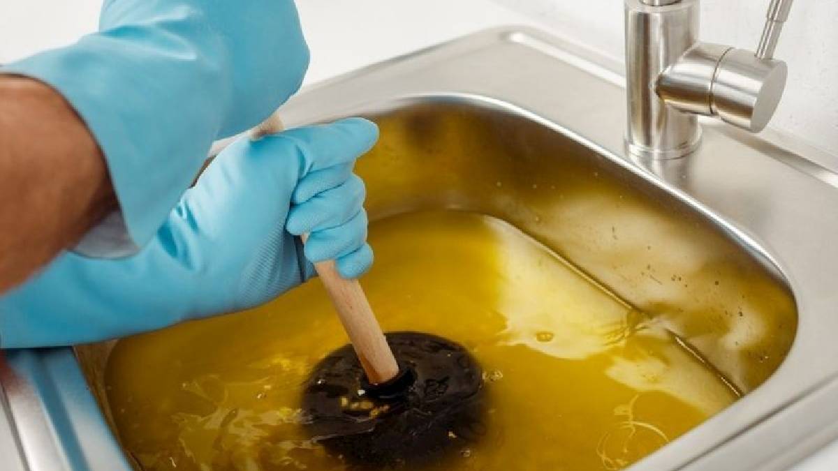 Tıkanan lavabo nasıl açılır? Kimyasallara boşuna para harcamayın: Evdeki tek malzeme şipşak açıyor