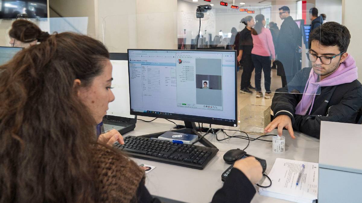 Büyükşehir vatandaşların bütçesini rahatlatacak yeni uygulama: “Genç İzmirim Kart” dönemi başladı