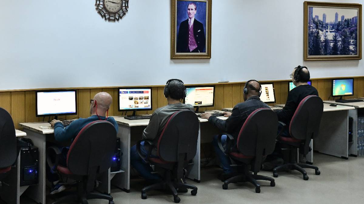 Braille baskı, dijital tarama, sesli kayıt... Bu merkez görme engelli bireylere teknolojinin tüm imkanlarını ücretsiz sunuyor