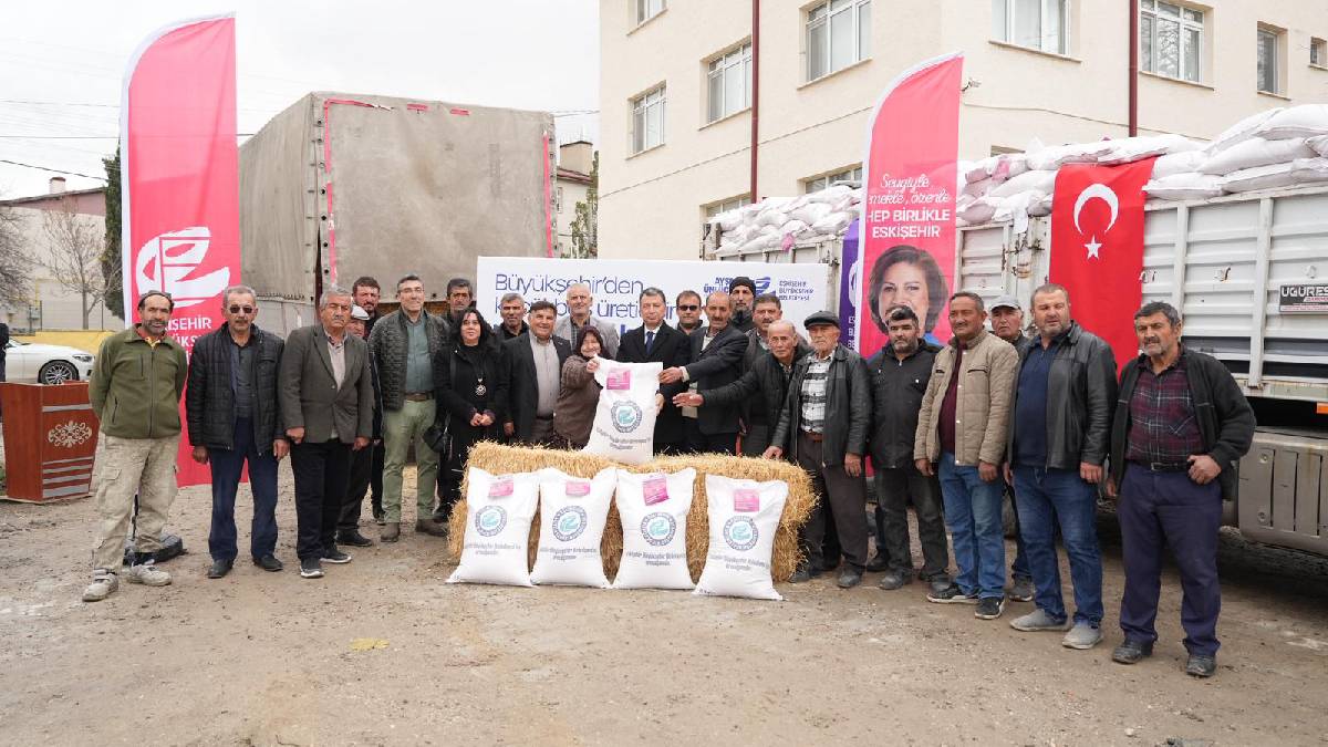 Büyükşehirden Günyüzü’ndeki üreticilere destek: Üretim yapan 24 çiftçiye yemlik tahıl karışımı ve balya dağıtıldı