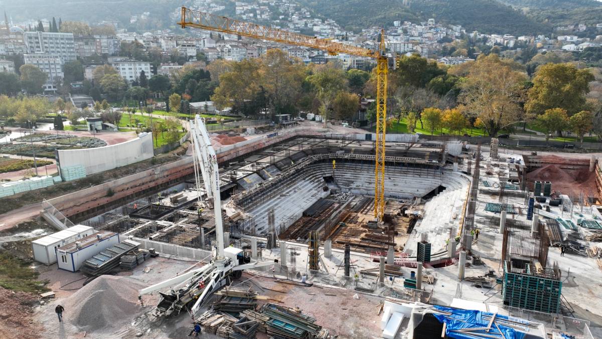 Atatürk Spor Salonu hızla yükseliyor