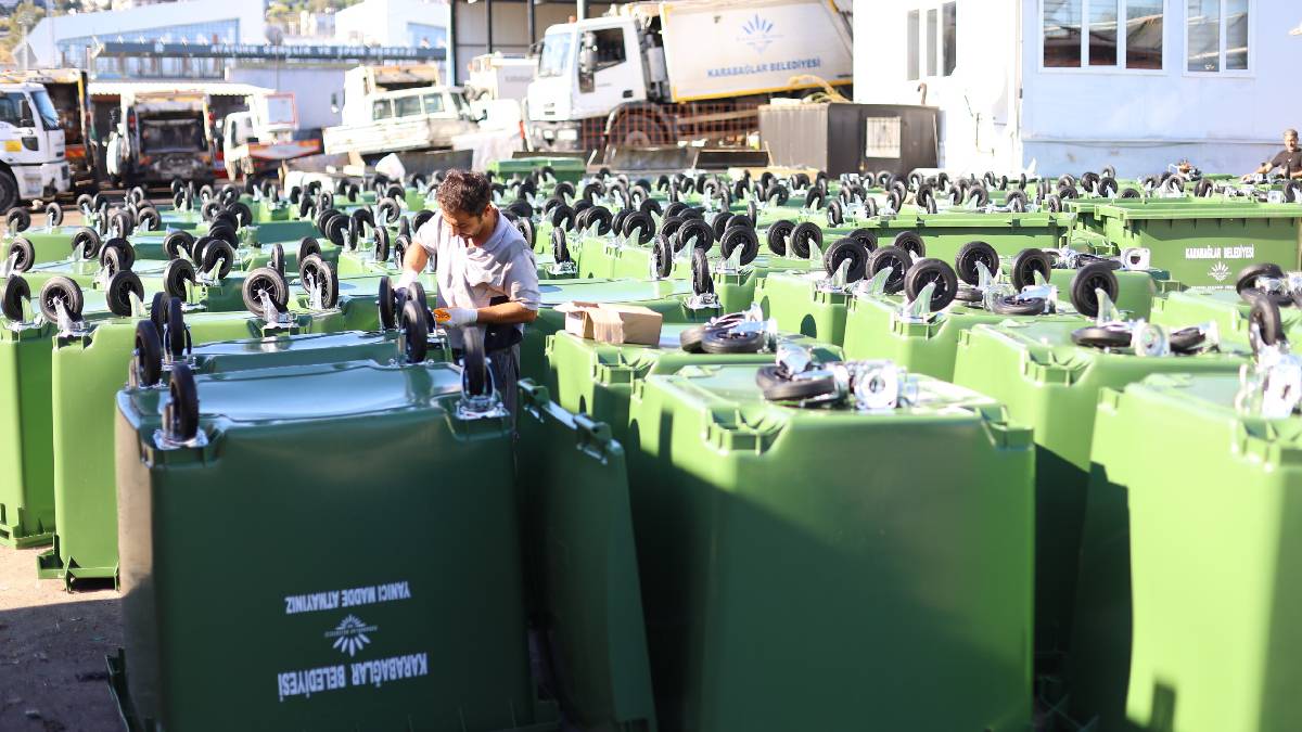 Karabağlar Belediyesi, 58 mahallede çöp konteynerlerini yeniliyor