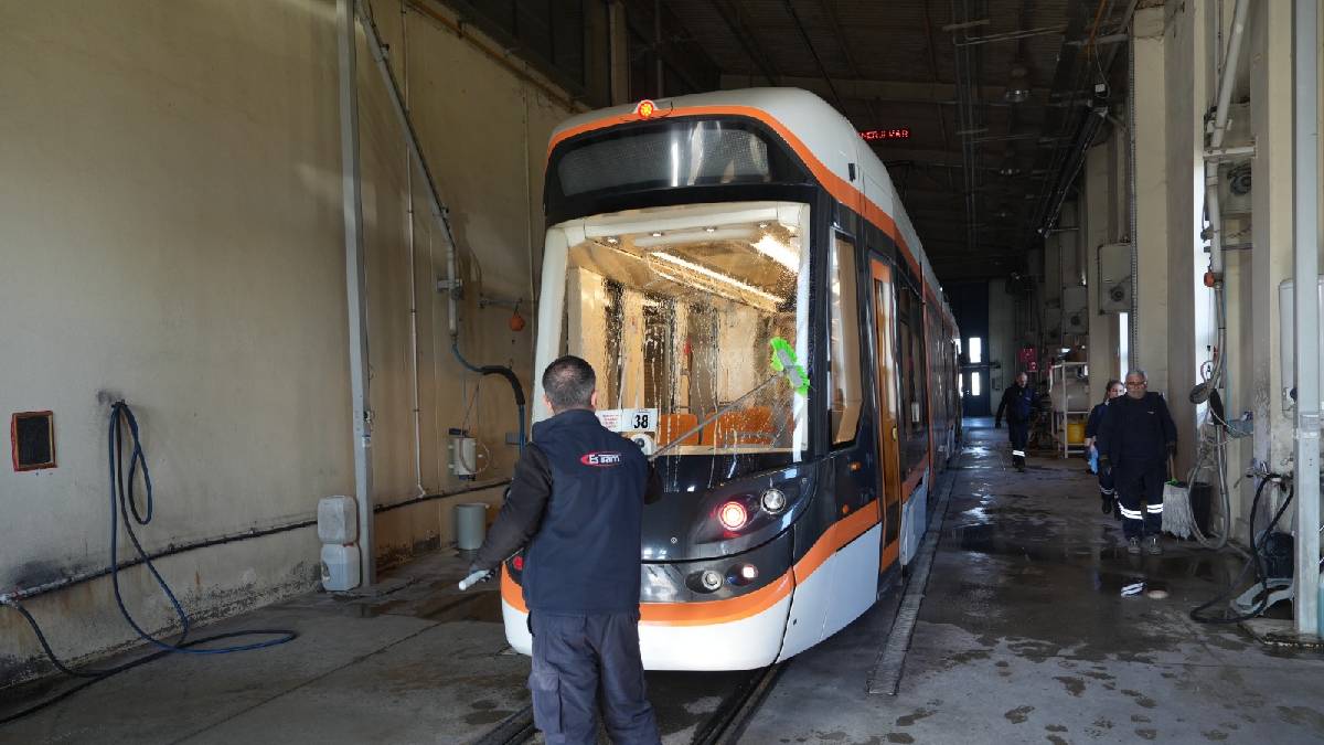 Eskişehir tramvayları güven ve hijyen için titiz bakımdan geçiyor
