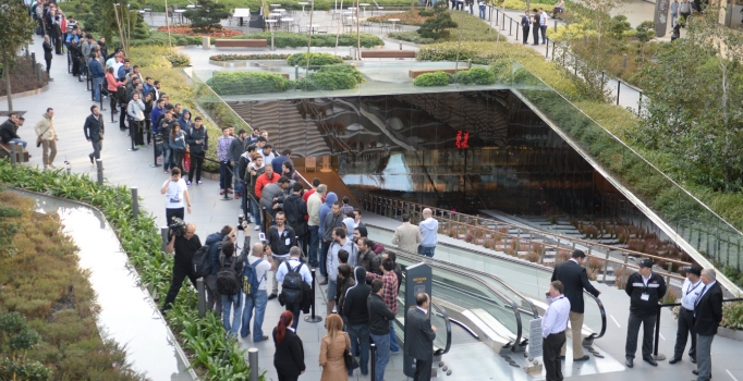 Kuyrukta bekleyip iPhone almaya son