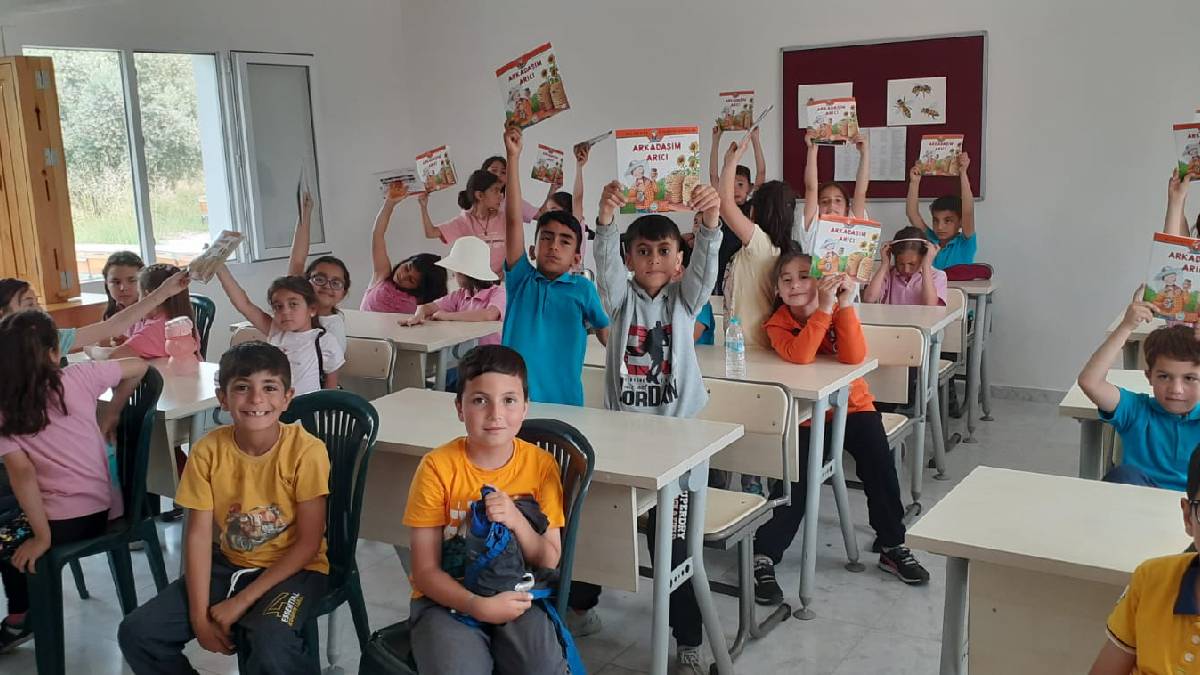 Minik öğrenciler, arıların dünyasını inceleyerek öğrendi