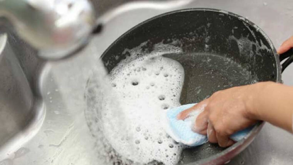 Tencere ve tavalarınızı ilk günkü parlaklığına ulaştırın! Evde bulunan malzemeler yardımınıza koşuyor