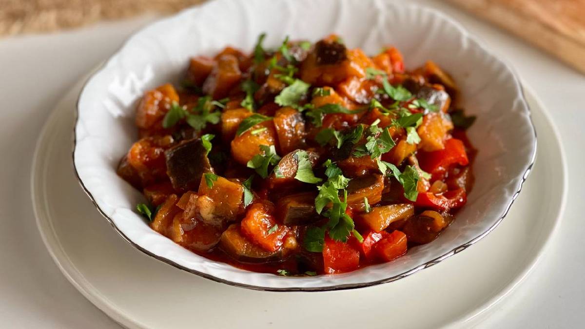 Yöresel lezzetlerin vazgeçilmezi: Domatesli patlıcan kavurma tarifi