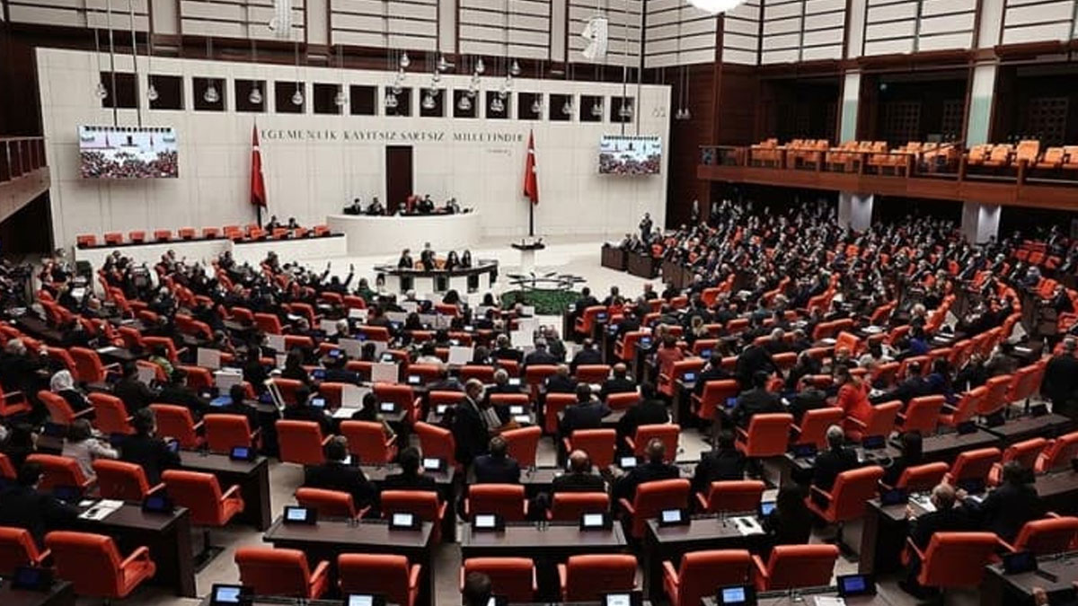 Komisyonda kabul edilen teklife tepki yağıyor: Üst düzey devlet görevlilerine 30 bin TL seyyanen zam