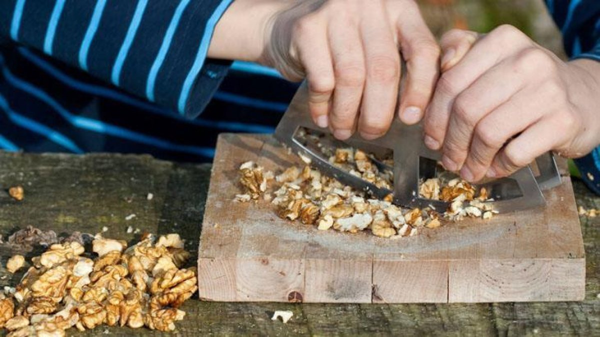 Kolaylık uğruna cevizdeki vitaminleri kaybediyor olabilirsiniz! Cevizi sakın önden kırmayın!