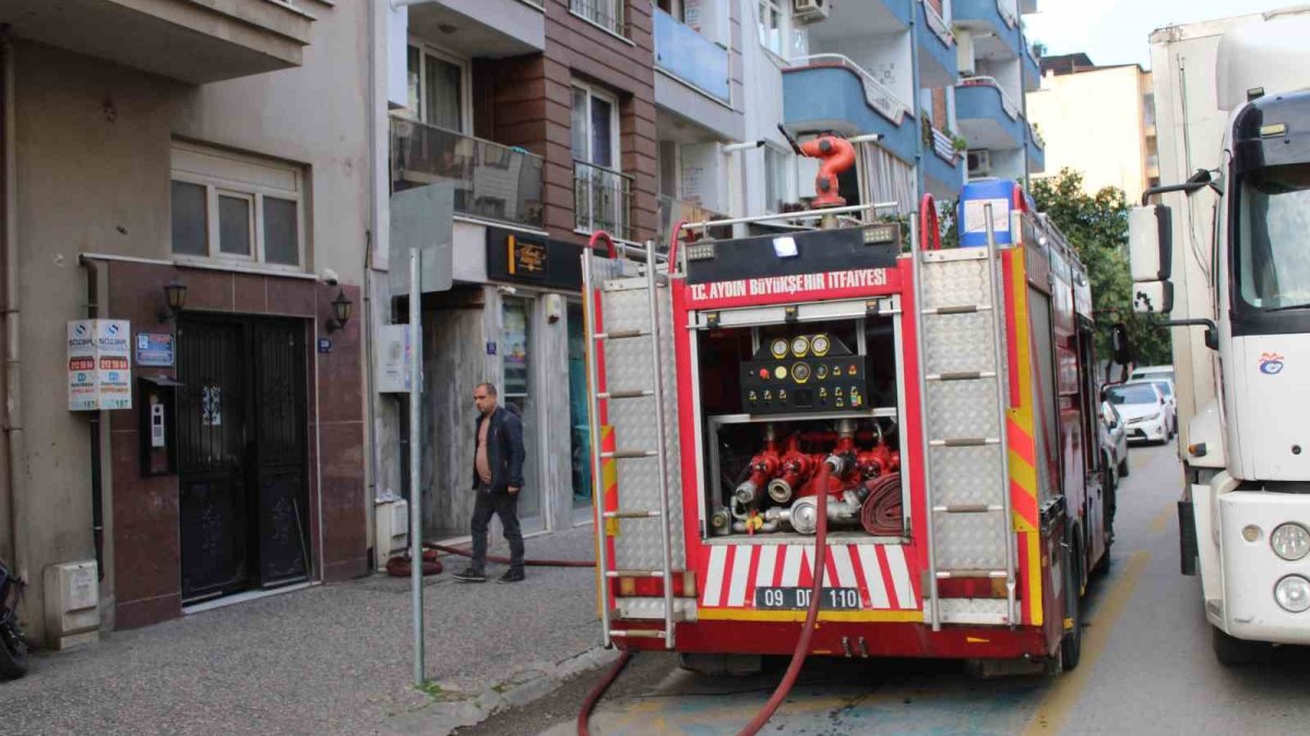 Klimanın patlama sesini duyunca uyandı! Alev alev yanan klimayı görünce şaşkına döndü: Yangın evi sardı