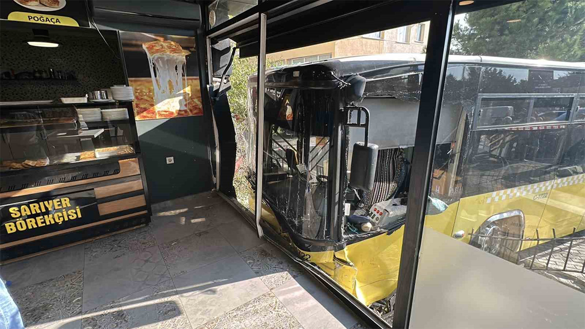 Üsküdar'da feci kaza! İETT otobüsü börekçiye girdi: Yaralılar var