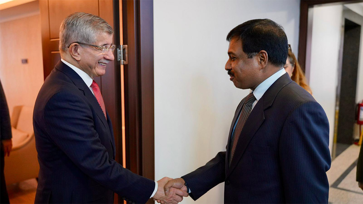 Davutoğlu, Hindistan Ankara Büyükelçisi Pardeshı ile görüştü