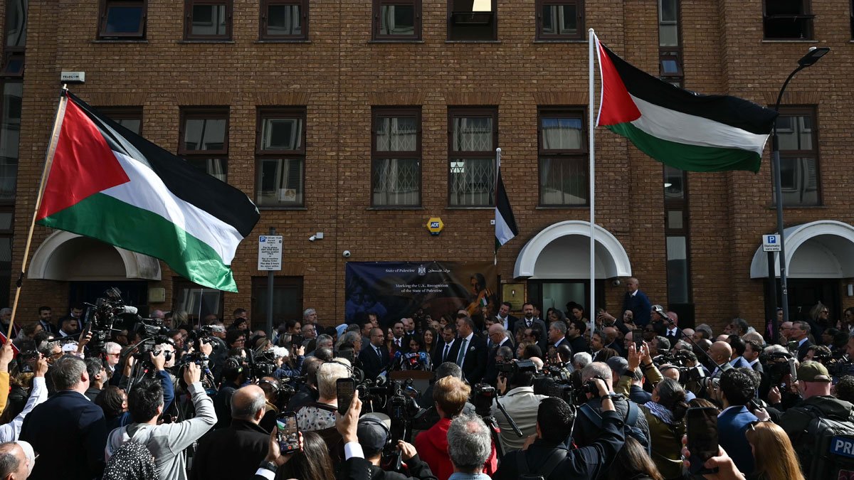 Filistin’in Londra Büyükelçiliği’ne maskeli gruptan provokatif etiketli saldırı