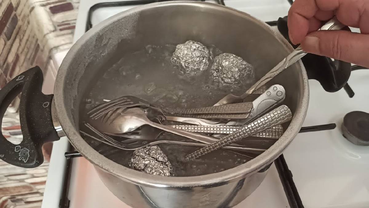 Çatal, bıçak, kaşık… Kullandıkça matlaşan mutfak eşyalarına pratik çözüm: Kaynar su ve alüminyum folyo yetiyor