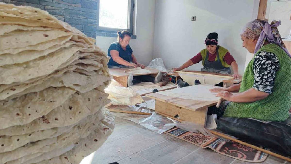 Kadınlar imece usulü yöntemi sürdürüyor! Tandırı olmayana da unu olmayana da yer var: El birliğiyle tüm hanelere giriyor