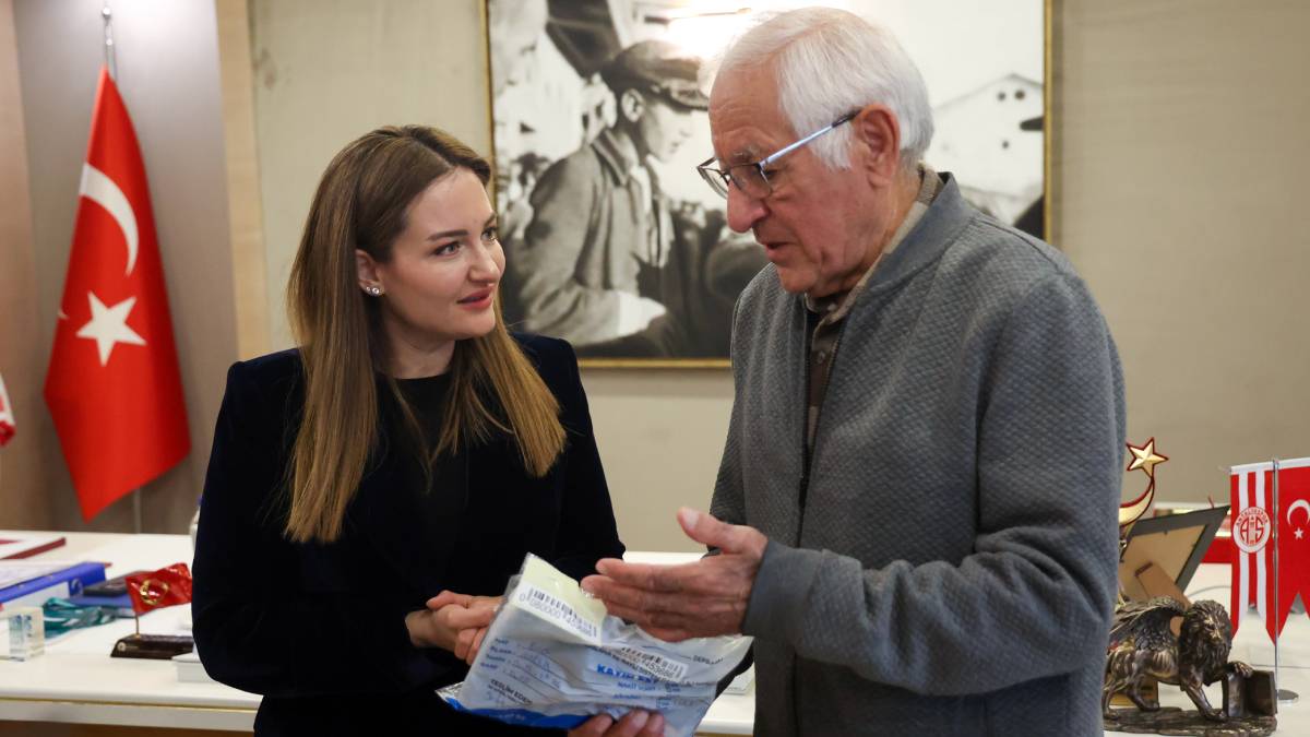 Antalya’da belediye şoföründen örnek davranış: Otobüste unutulan 4 Bin euro sahibine teslim edildi