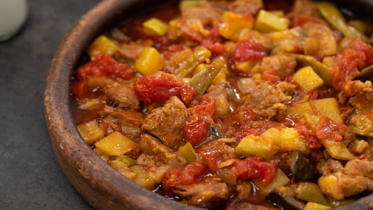 Sebzeleri değerlendirme yemeği… Biraz et biraz sebze varsa hemen deneyin: İşte etli türlü tarifi…