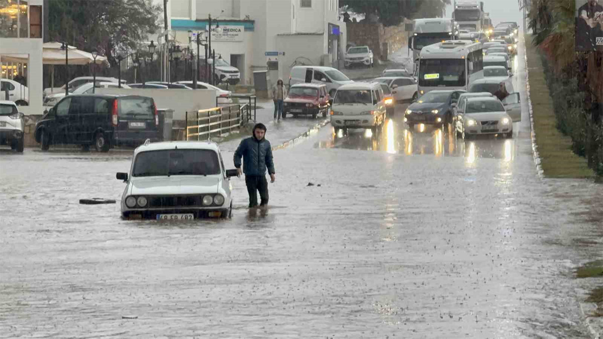 Bodrum’da sağanak kabusu: Sokaklar göle döndü, araçlar suya gömüldü