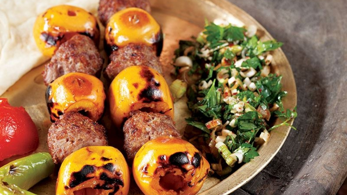 Meyveyle kebap yapmayı denediniz mi? Lezzetine bayılacaksınız: İşte evde yenidünya kebabı yapılışı