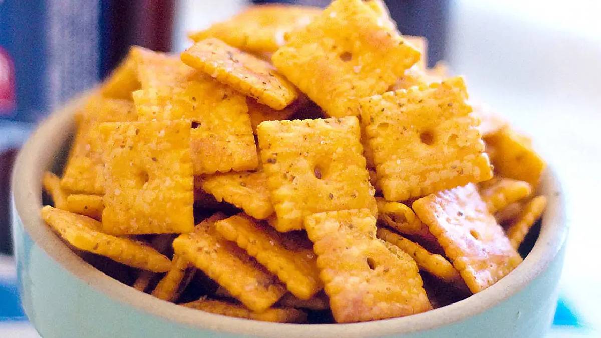 Pratik ve lezzetli bir atıştırmalık arayanların tarifi: Peynirli baharatlı kraker yapımı!