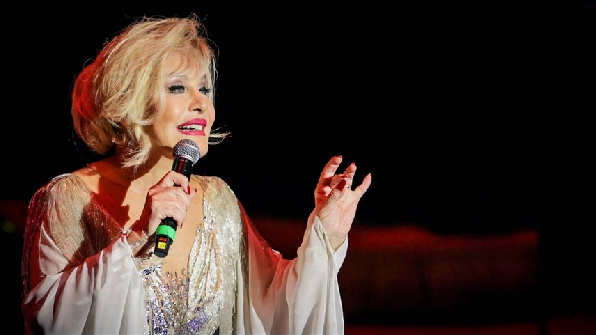 Emel Sayın gençlere taş çıkardı! 80 yaşında inanılmaz performans: Bir tane bile playback yapmadı