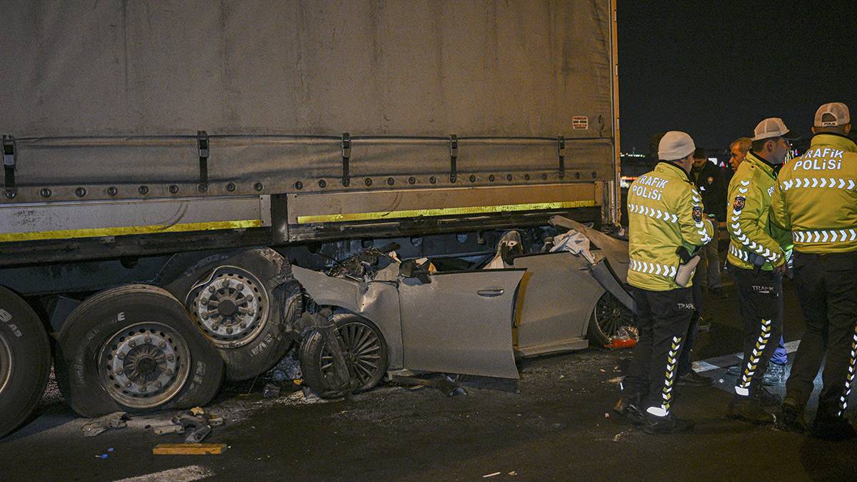 Ankara'da korkunç kaza! Otomobil tırın altına girdi: 2 ölü, 1 yaralı