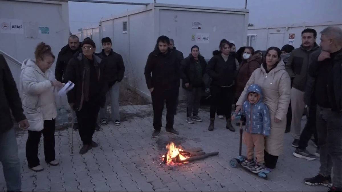 Konteyner kentte elektriksiz bırakılan depremzedeler tahliye baskısına tepki gösterdi: “Bu soğukta nereye gidelim?”